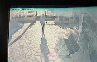 Camiden saat çalan hırsız kameralara yakalandı