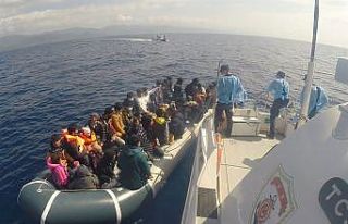 Çanakkale açıklarında 55 düzensiz göçmen kurtarıldı