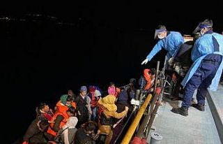 Çanakkale açıklarında 56 düzensiz göçmen kurtarıldı