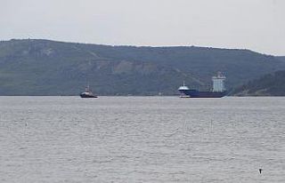 Çanakkale Boğazı’nda arızalanan gemi, römorkörle...
