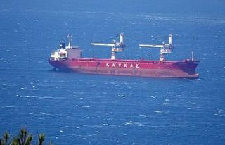 Çanakkale Boğazı’nda arızalanan gemide çalışmalar...