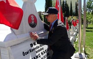 Çanakkale’de şehit ailelerinden arife günü şehitlik...