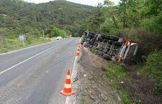 Çanakkale’de TIR devrildi: 1 yaralı
