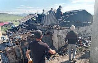 Çatıda bulunan otlar alev aldı