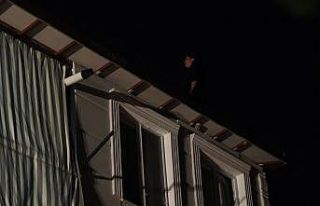 Çatıya çıkan genç kız, korku dolu anlar yaşattı