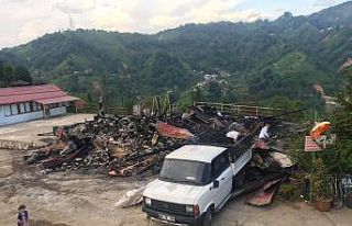 Çayeli’de yanan ahşap ev kullanılmaz hale geldi