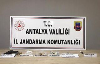 Çekici üzerindeki araçtan uyuşturucu ve tabanca...