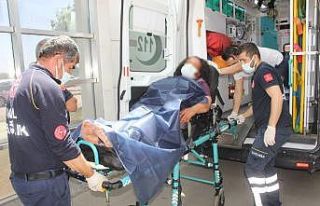 Cinnet getiren şahıs karısını satırla hastanelik...