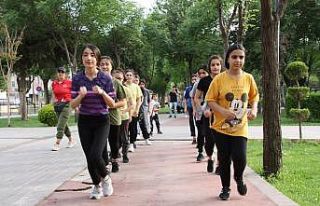 Çocuk parkında şampiyonluğa hazırlanıyorlar