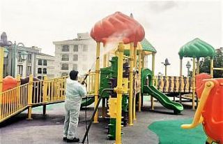 Çocuk parkları dezenfekte edildi