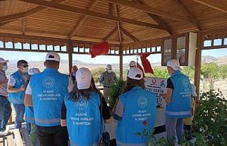 Çocuklar, şehit Fethi Sekin’in kabrini ziyaret...