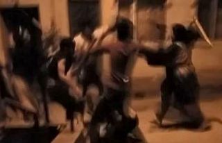 Çocukların kavgasına aileler karışınca tekme...