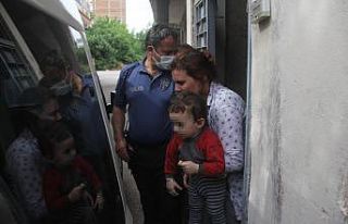 Çocuklarını darp edip balkondan sarkıtan anne...