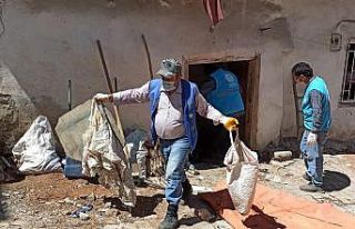 Çöp evden 7 kamyon çöp çıktı