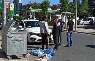 Çöp konteynerinin yanında duygu sömürüsü yapan...