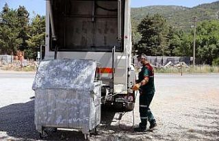 Çöp konteynerlerine hassas temizlik