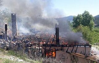 Çorum’da bir ev, samanlık ve ahır yandı