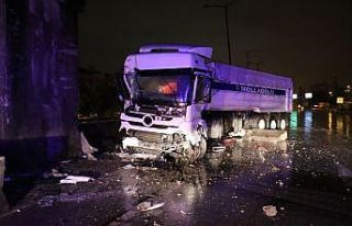 D-100’de hafriyat kamyonu beton bariyerlere çarptı:...