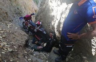 Dağda motosikletiyle kaza yapan vatandaşı AFAD...