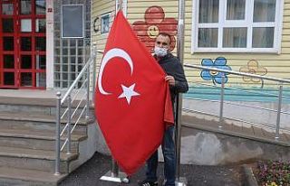 Dakikalarca bayrağın başında bekledi