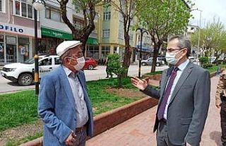 Deniz Pişkin, parklarda oturan vatandaşları uyardı