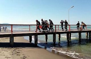 Denizde kaybolan çocuk dalgıçlar tarafından bulunup...