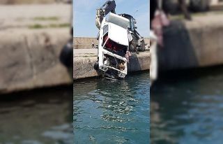 Denize düşen otomobil sürücüsü kendi imkanları...