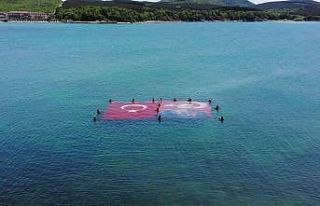 Denizin üstünde dev Türk bayrağı ve Atatürk...