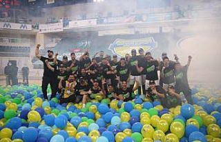 Denizli Basket şampiyonluk kupasını almak için...