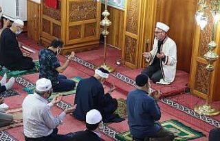 Denizli’de bayram namazı korona virüs tedbirleriyle...