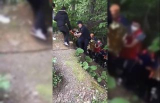 Dereye yuvarlanarak yaralanan şahsı kurtarmak için...