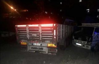 Derik’te tır park halindeki araca çarptı