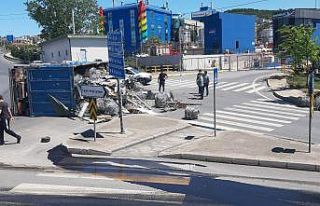 Devrilen kamyonda yüklü hurdalar yola saçıldı:...