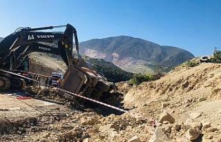 Devrilen kamyonun sürücüsü hayatını kaybetti