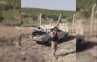 Devrilen otomobildeki 2 kişi yaralandı