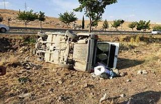 Devrilen otomobildeki 3 kişi yaralandı
