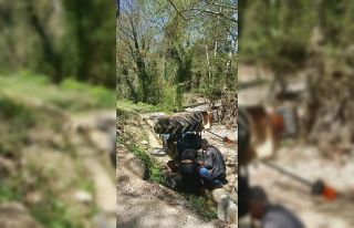 Devrilen traktörün altında kalmaktan son anda kurtuldu