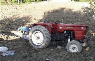 Devrilen traktörün altında sıkışan sürücüyü...