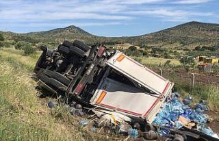 Dikili’de su damacanası yüklü kamyon devrildi:...