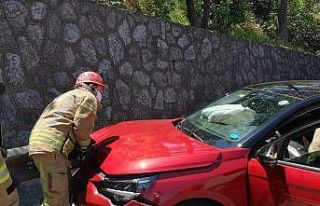 Direksiyon hakimiyetini kaybeden araç sürücüsü...