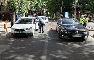 Diyarbakır polisi, kısıtlamada denetimlerini sürdürüyor