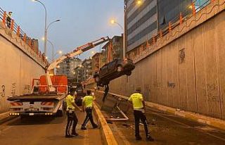 Diyarbakır’da aynı dakikada iki araç takla attı:...