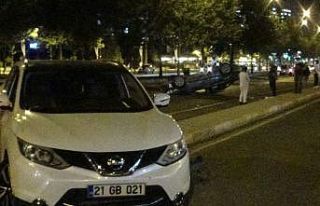 Diyarbakır’da iki lüks otomobil çarpıştı:...
