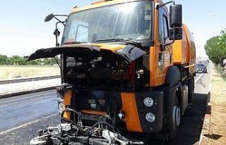 Diyarbakır’da karayolları temizlik aracı alev...