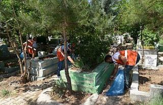 Diyarbakır’da mezarlıklarda bayram temizliği