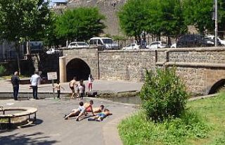 Diyarbakır’da sıcaktan bunalan çocuklar tehlikeye...