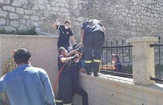 Duvardan atlarken kolu demirlere saplandı