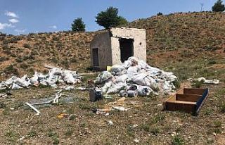Duyarsızca atılan moloz ve inşaat atıkları görenleri...