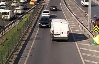 E-5’te geri geri gelen sürücüler trafiği tehlikeye...