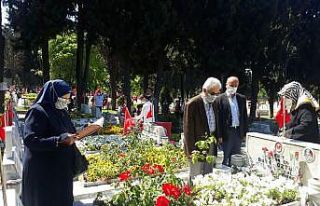 Edirnekapı Şehitliği’nde buruk bayram